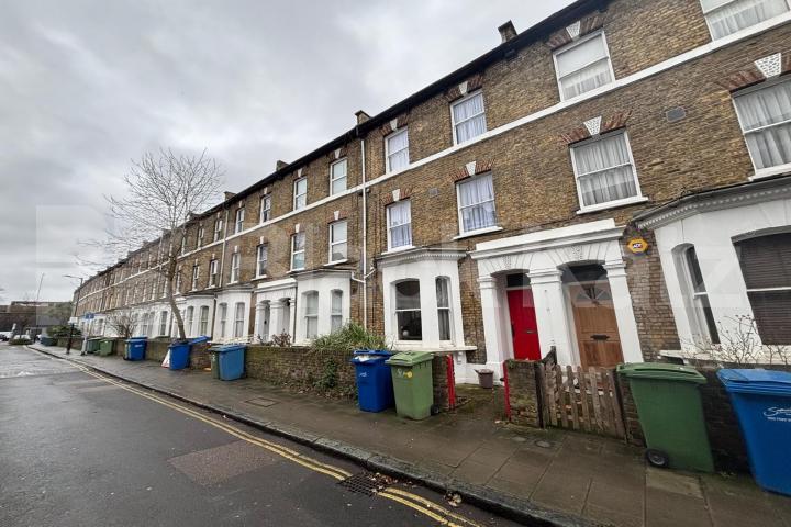 Larger than average ground floor Georgian Conversion Darwin Street, London Bridge